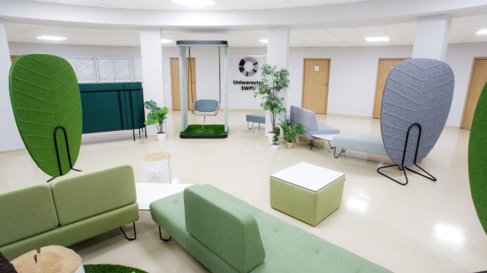 Przestrzeń do nauki i biophilic design – nowe myślenie o potrzebach edukacyjnych w projekcie Rotundy poznańskiej Filii Uniwersytetu SWPS